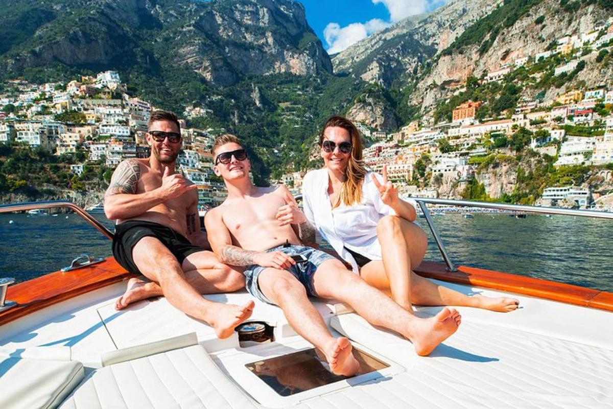 un gruppo di tre persone sedute su una barca