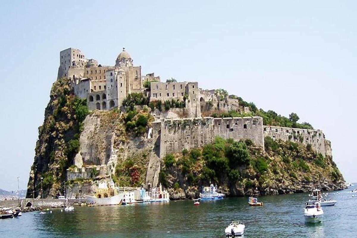 un castello in cima a un'isola nell'acqua