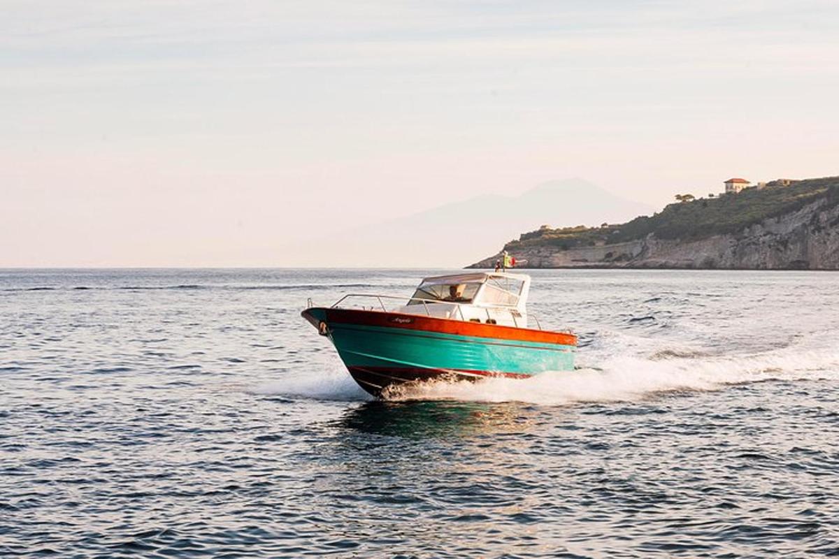 una barca in acqua sull'oceano