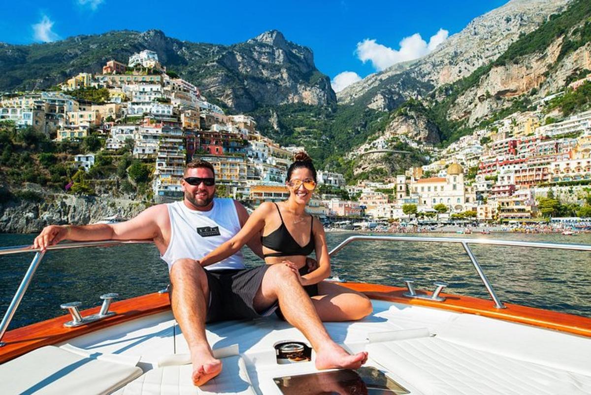 un uomo e una donna seduti su una barca in acqua
