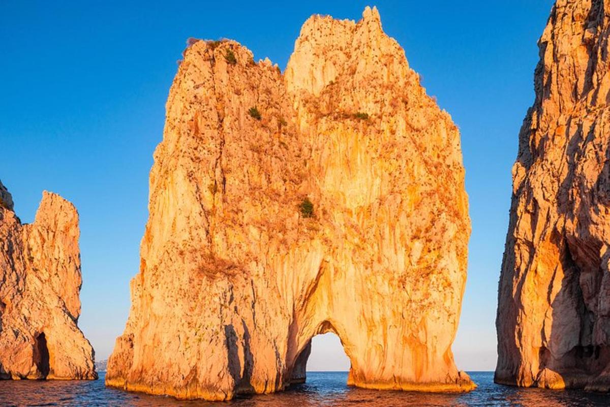 una gran formación rocosa en el agua