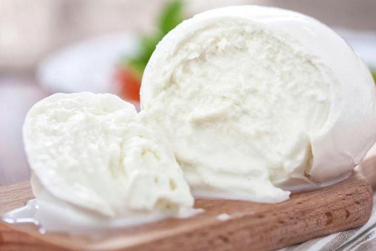 setumpuk es krim putih di papan kayu