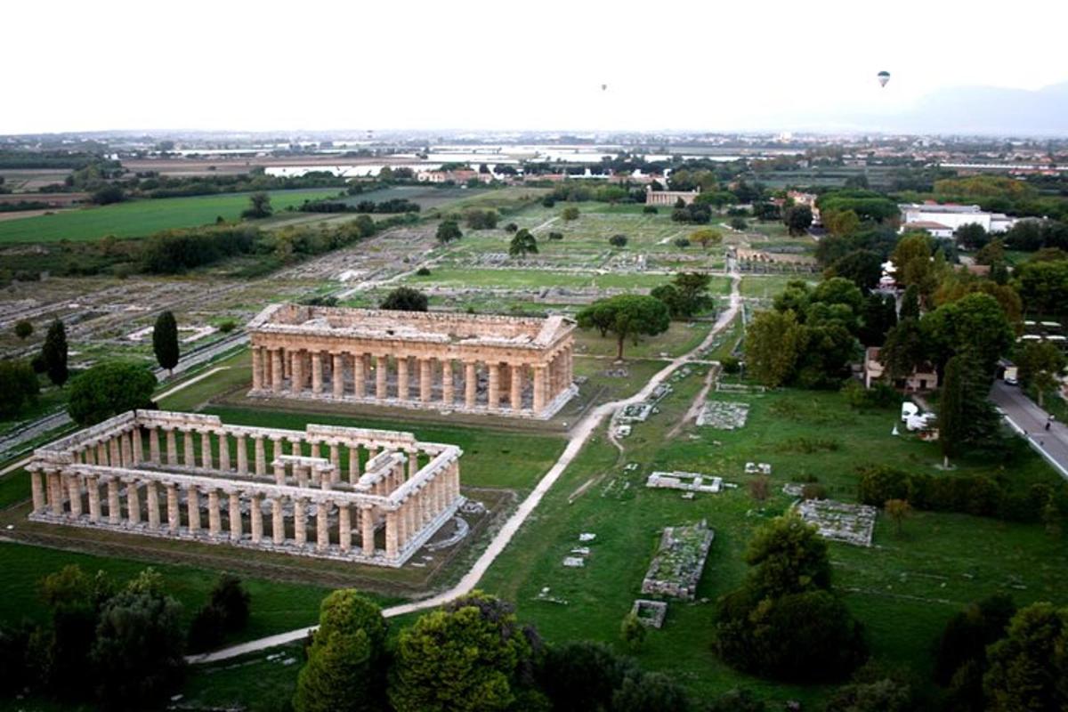 pemandangan udara sebuah gedung dan taman