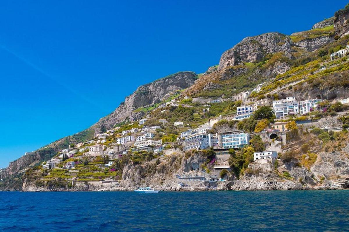 widok na wybrzeże Amalfi z wody