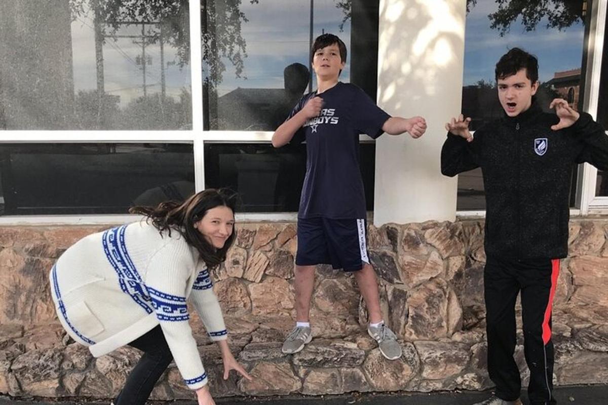 skupina lidí stojících před budovou