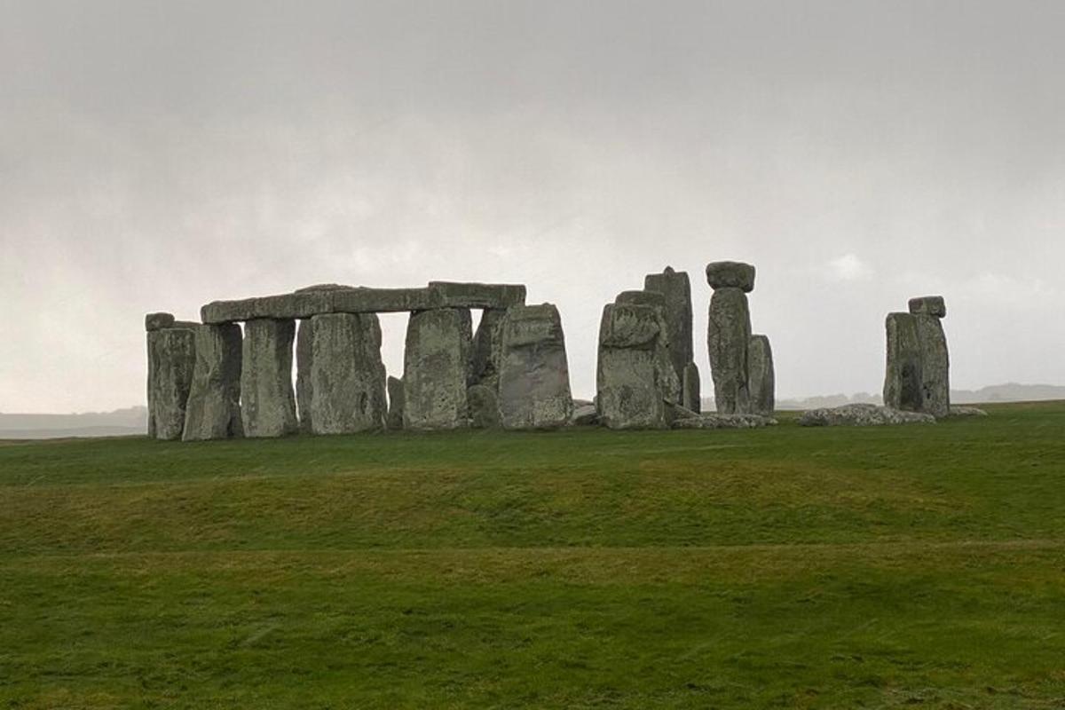 starý pamätník Stonehenge na trávnatom poli