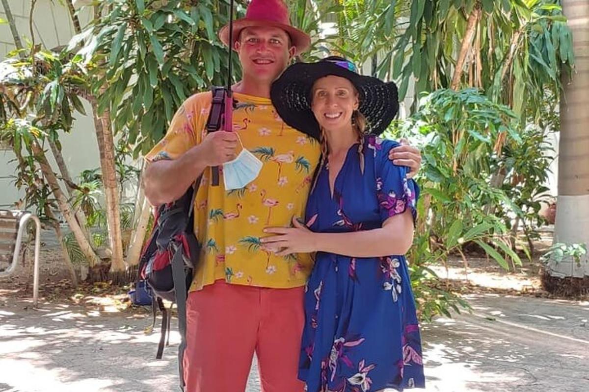 een man en een vrouw die naast elkaar staan