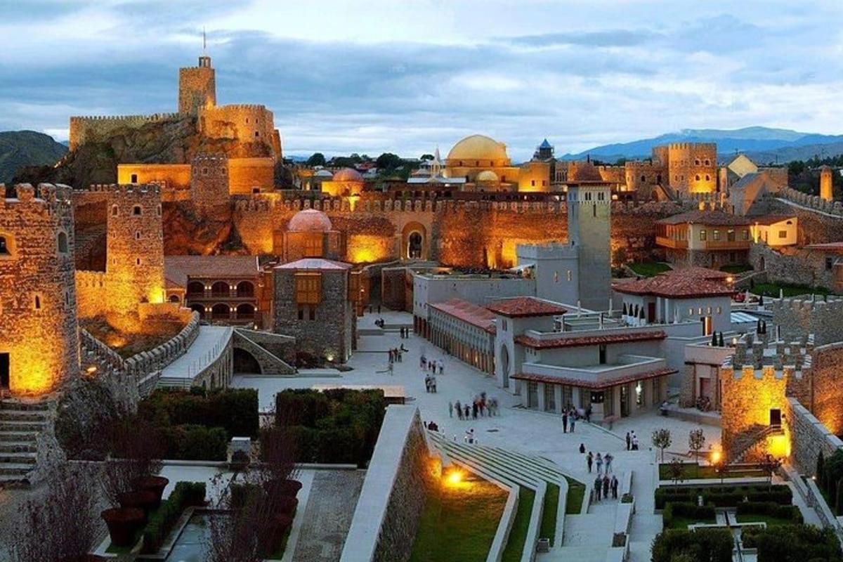 una vista di una città di notte con un castello