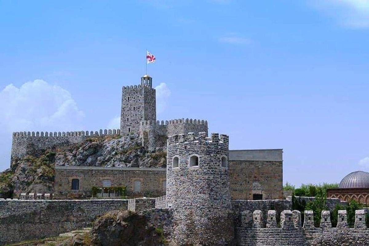 un castello con una bandiera in cima