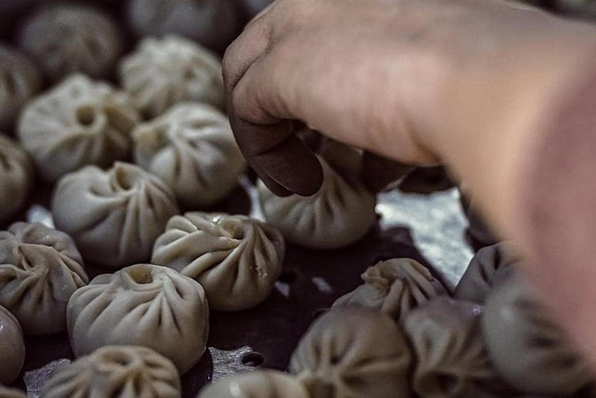 una mano indica un po' di gnocco