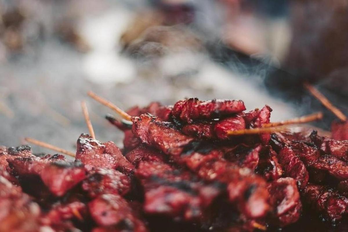 un mucchio di cibo che sta cuocendo su una griglia