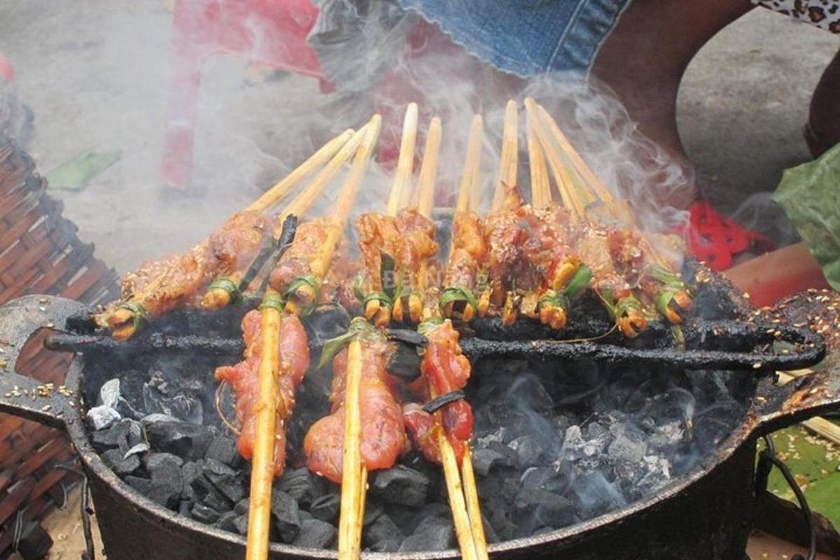 hromada jídla vařícího se na grilu