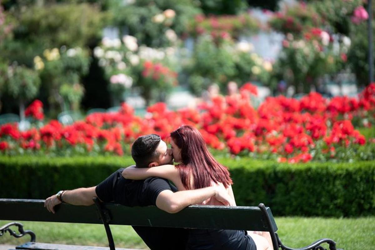 seorang lelaki dan seorang wanita duduk di bangku taman