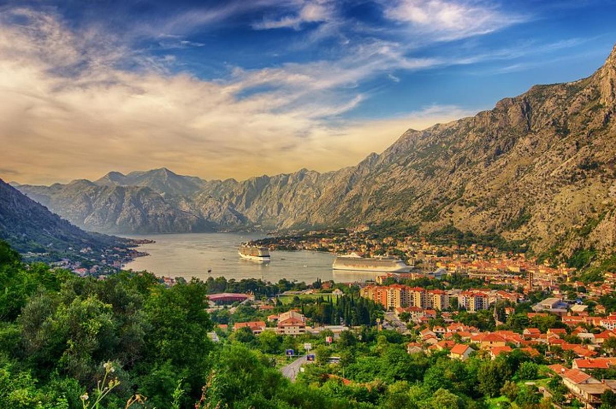 pogled na mesto in reko z gorami