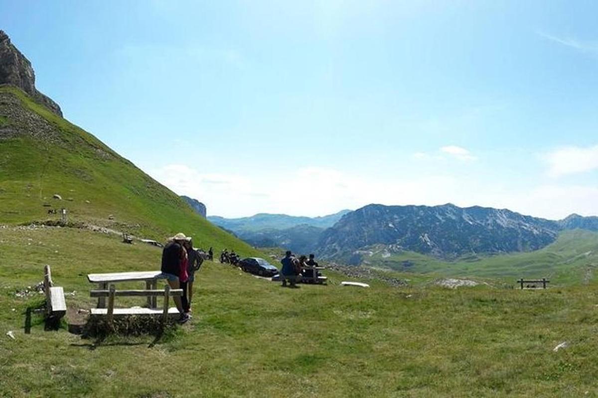 skupina lidí sedících na vrcholu kopce