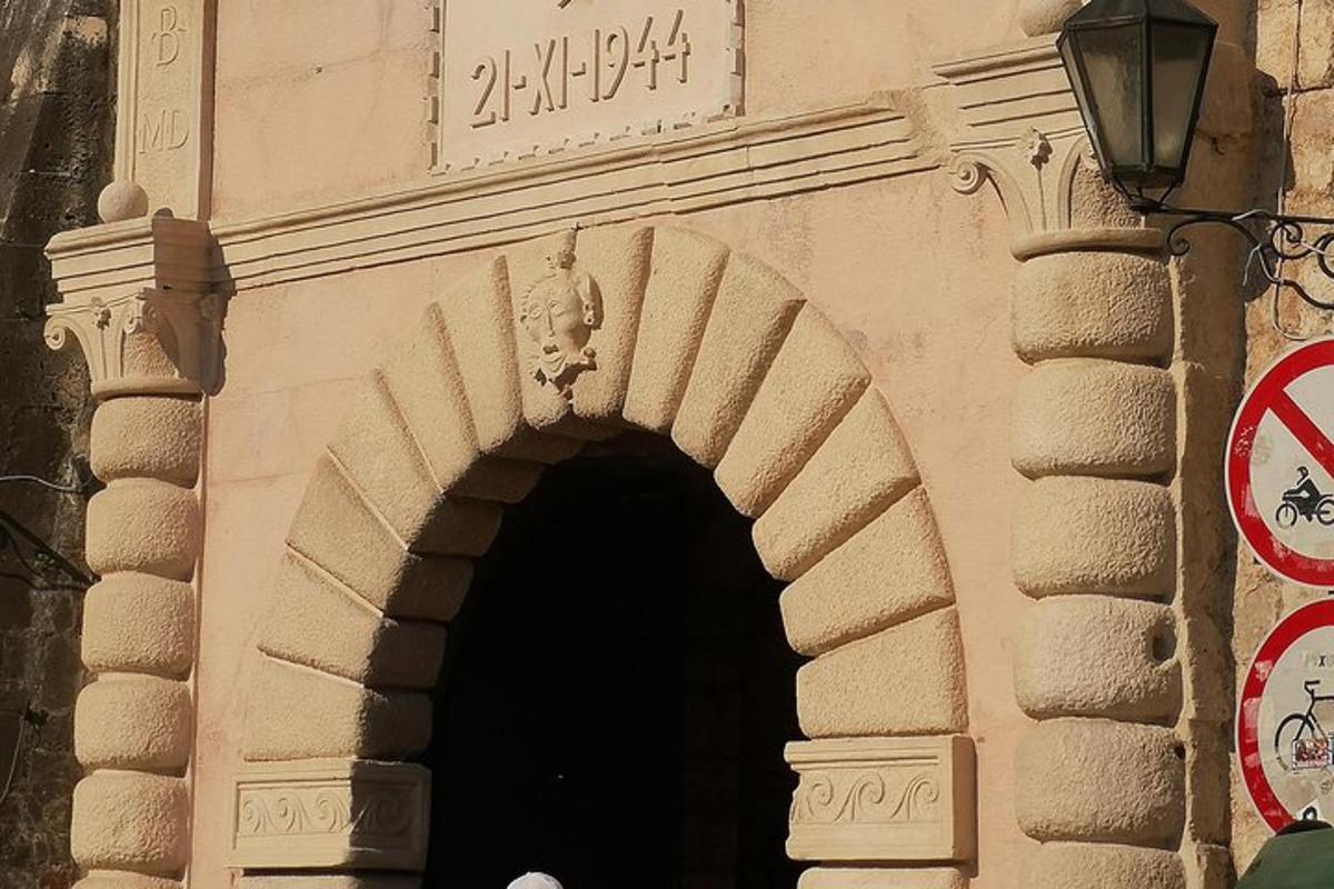 будівля з аркою та статуєю над нею