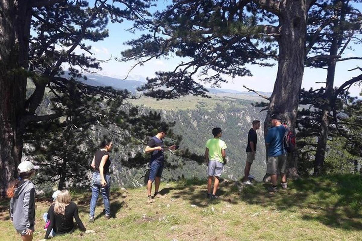 un gruppo di persone in piedi in cima a una collina