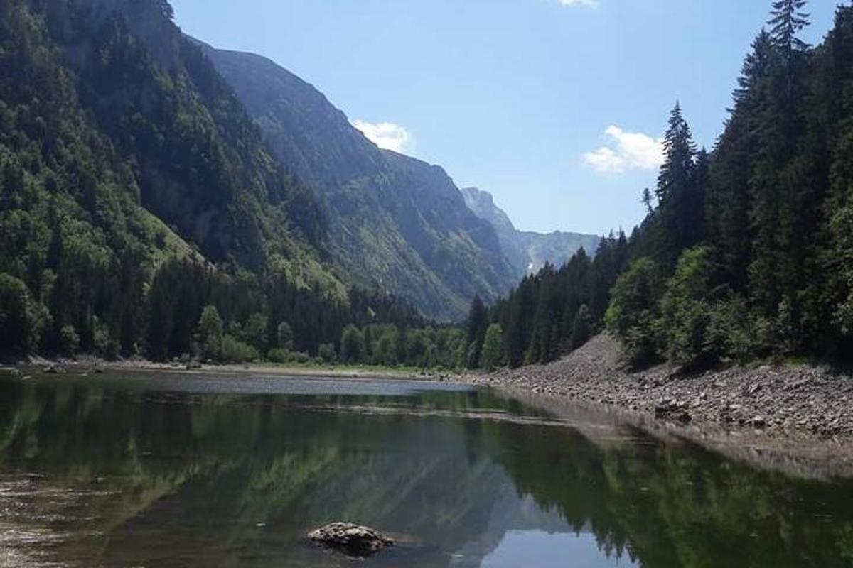 un fiume in mezzo a una montagna