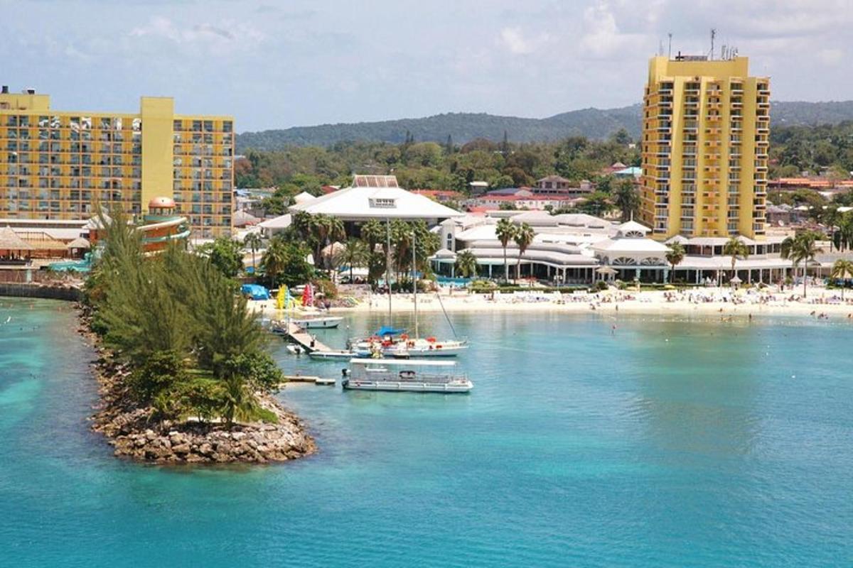 una spiaggia con barche in acqua accanto agli edifici