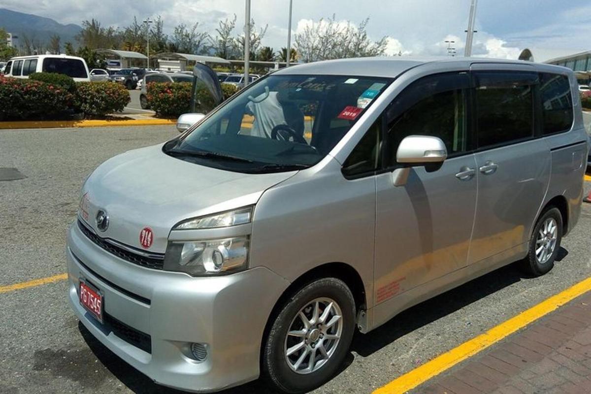 un piccolo furgone argentato parcheggiato in un parcheggio