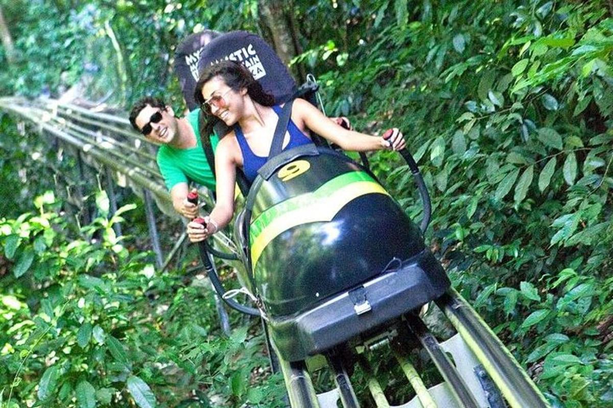 Dos personas viajando en una montaña rusa en la jungla