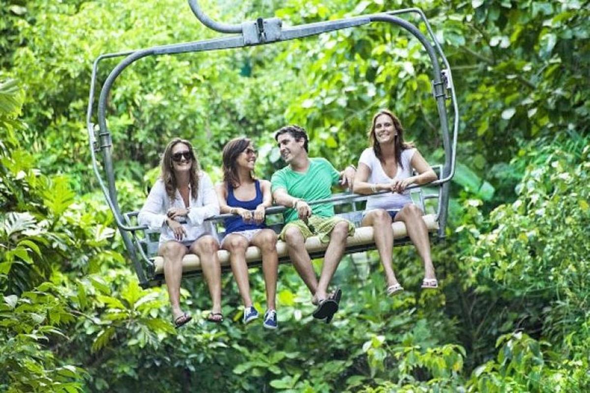 un grupo de personas sentadas en un telesquí