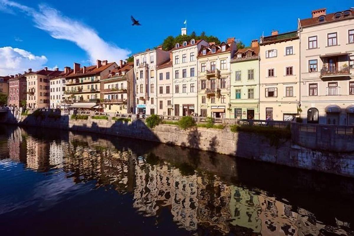 skupina budov vedle řeky