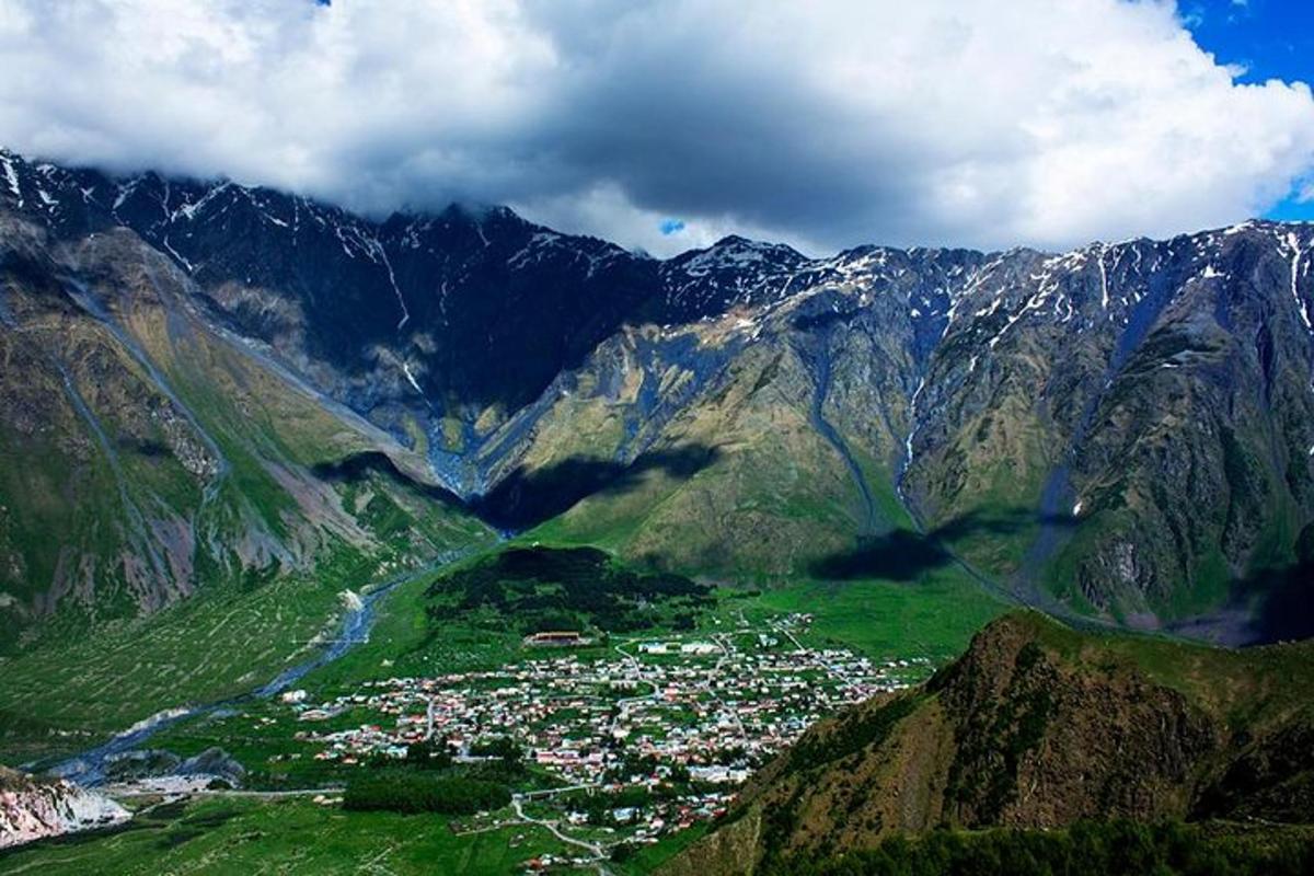 Una vista de un pueblo en medio de una montaña.