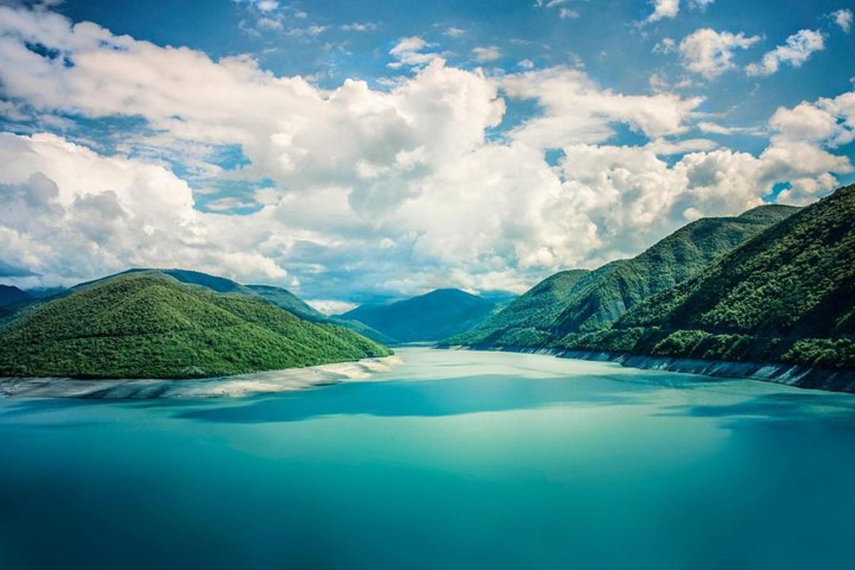 una gran masa de agua con montañas al fondo