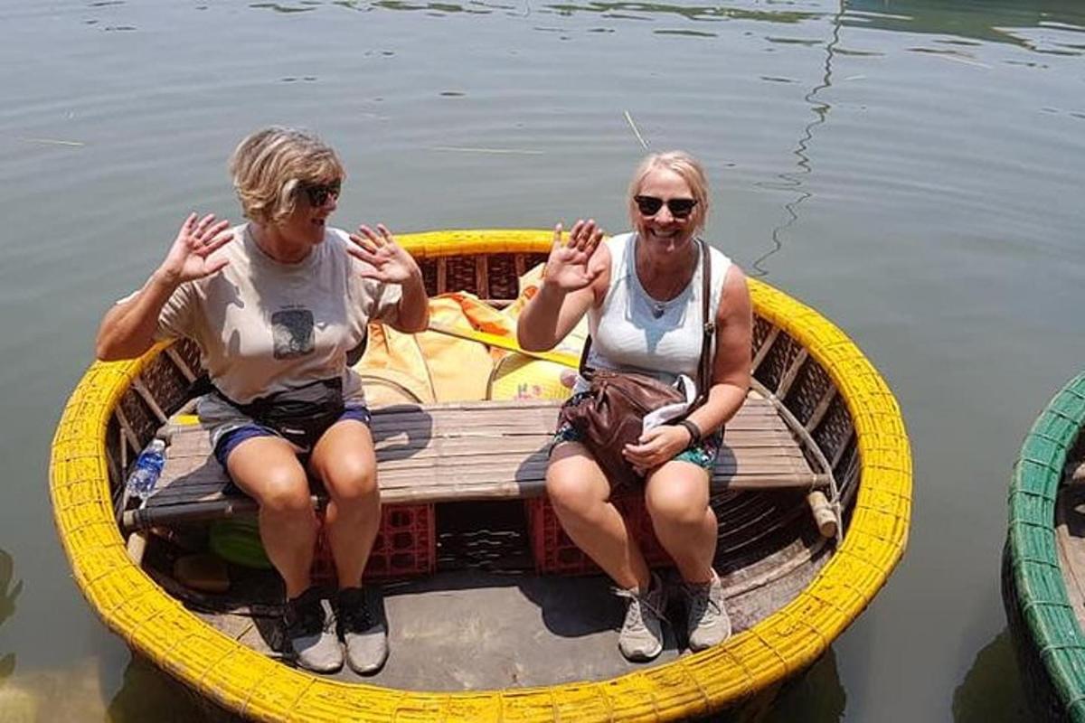 due persone sedute su una barca gialla in acqua
