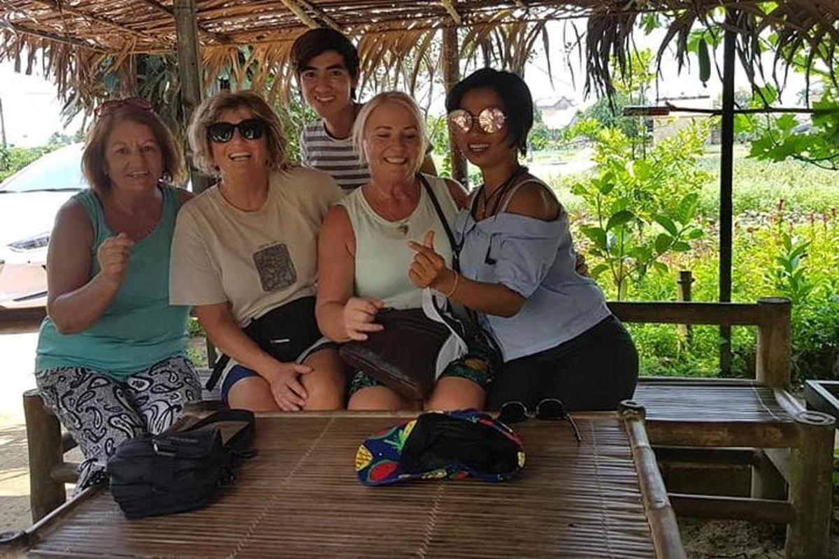un gruppo di persone sedute su una panchina di legno