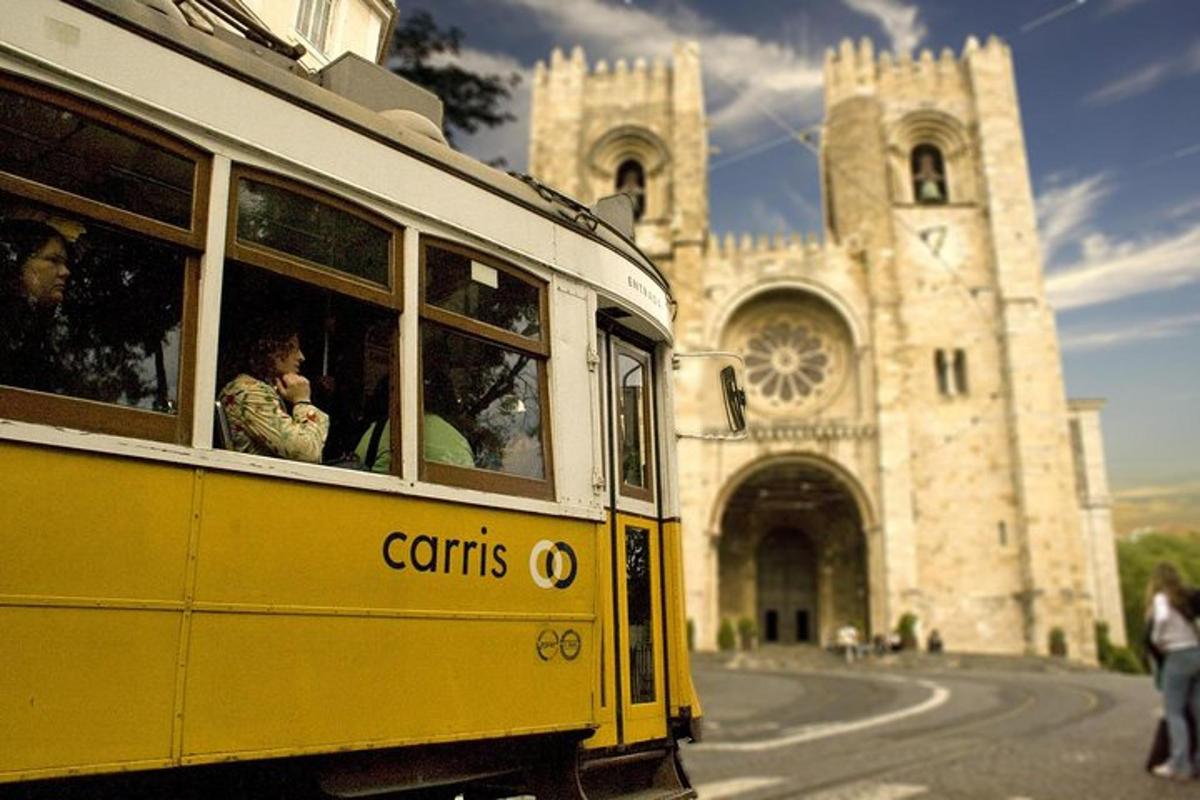 geltonas troleibusas priešais bažnyčią