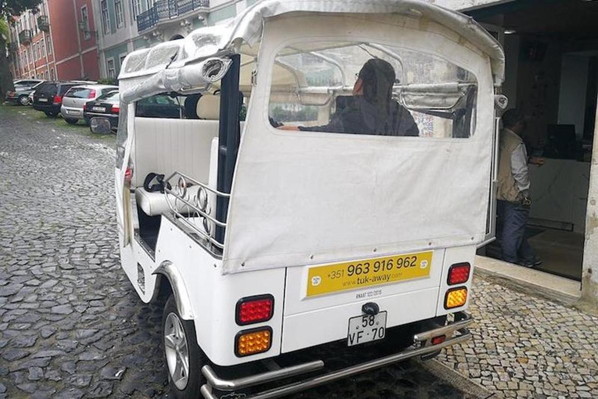 isang taong nakaupo sa likod ng isang maliit na kotse