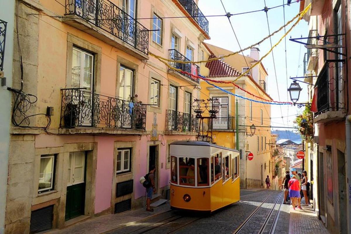 žlutý tramvaj jedoucí po městské ulici
