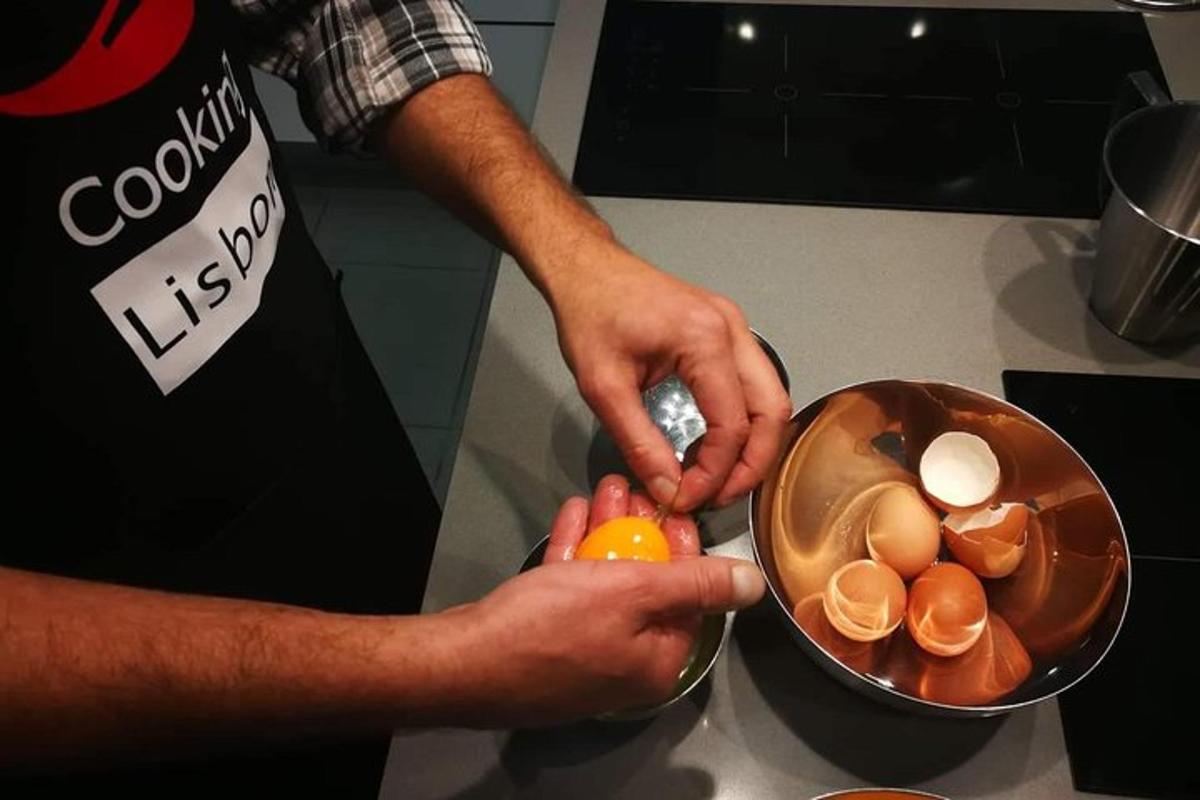 maður heldur á eggi og skál af eggjum