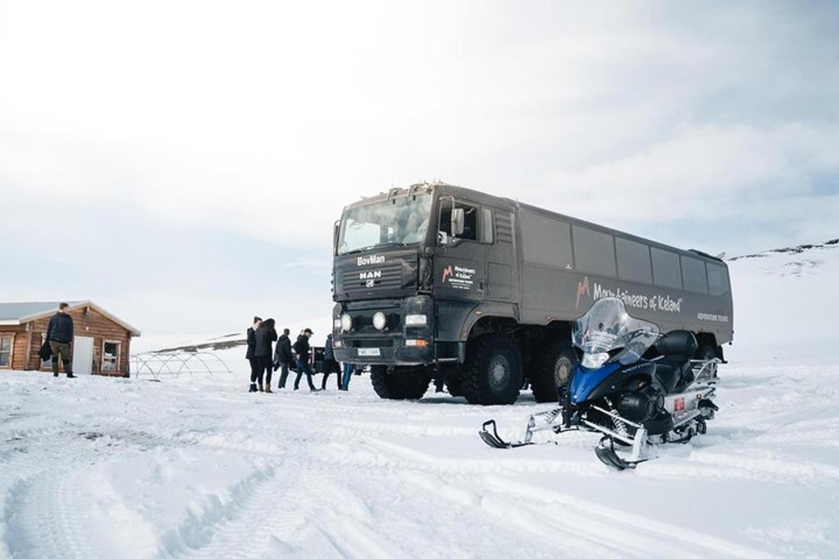 kamion zaparkovaný vedle motorky ve sněhu