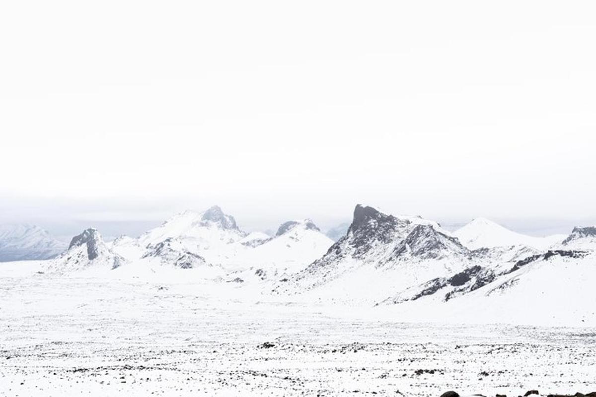 uma foto em preto e branco de uma cadeia de montanhas nevadas