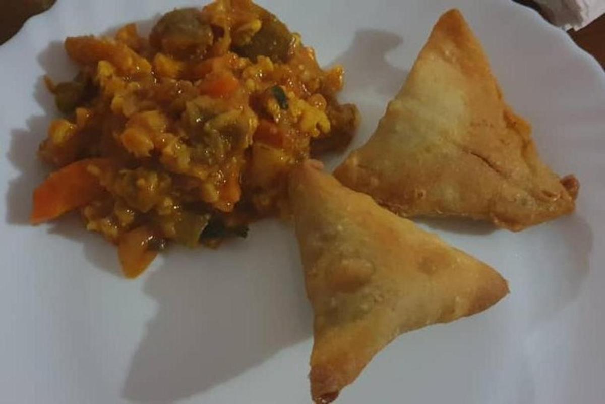 un piatto di cibo con due pezzi di cibo