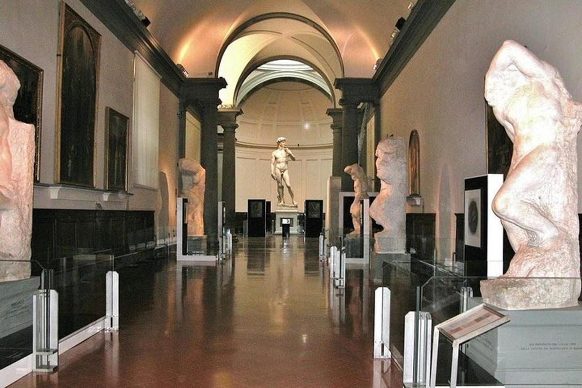 muzeum z rzeźbami wystawionymi na korytarzu