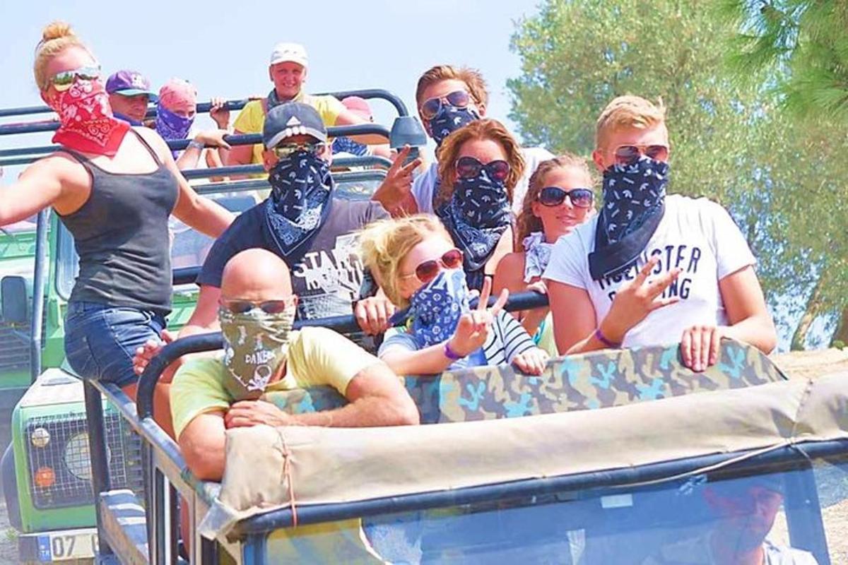 un gruppo di persone sedute in un camion