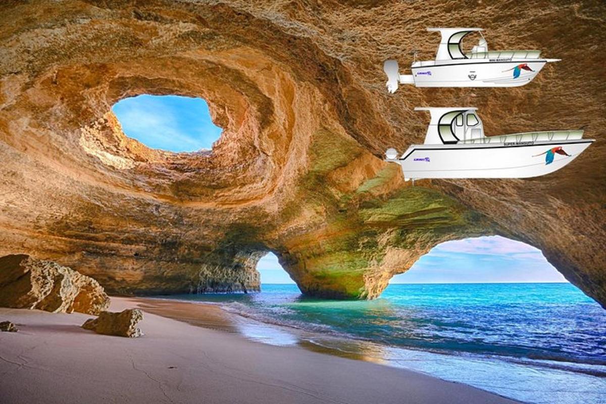 zwei Boote, die auf einer Felsformation am Strand liegen