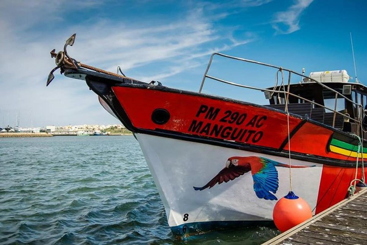ein Boot, das auf dem Wasser neben einem Dock liegt