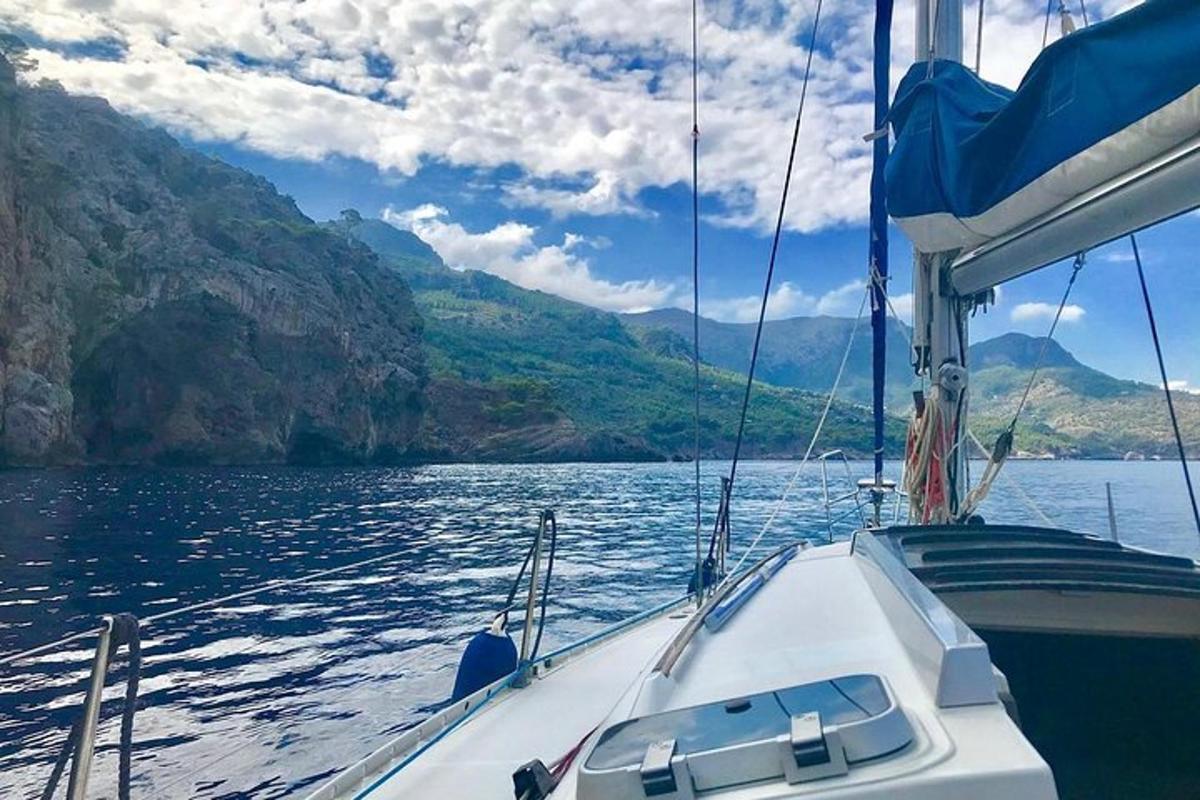 Un barco en el agua con montañas al fondo