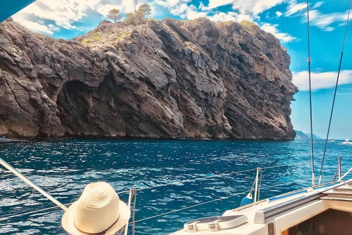 una persona con sombrero en un barco en el agua