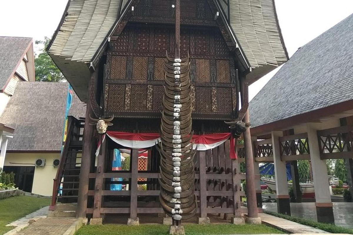 didelis pastatas su bokštu ir pastatu