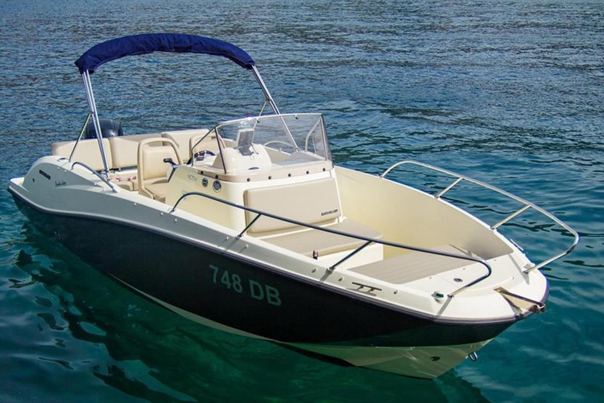 um barco preto e branco na água