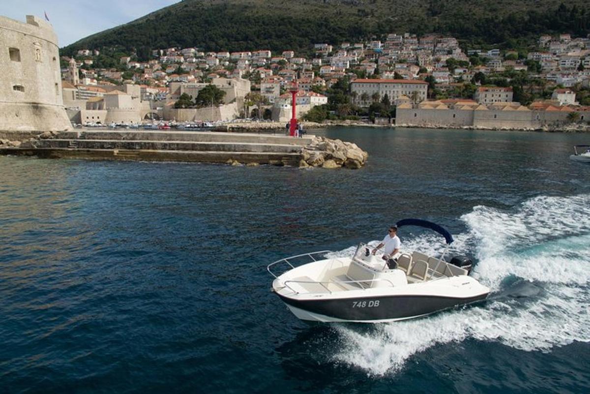un uomo su una barca in acqua