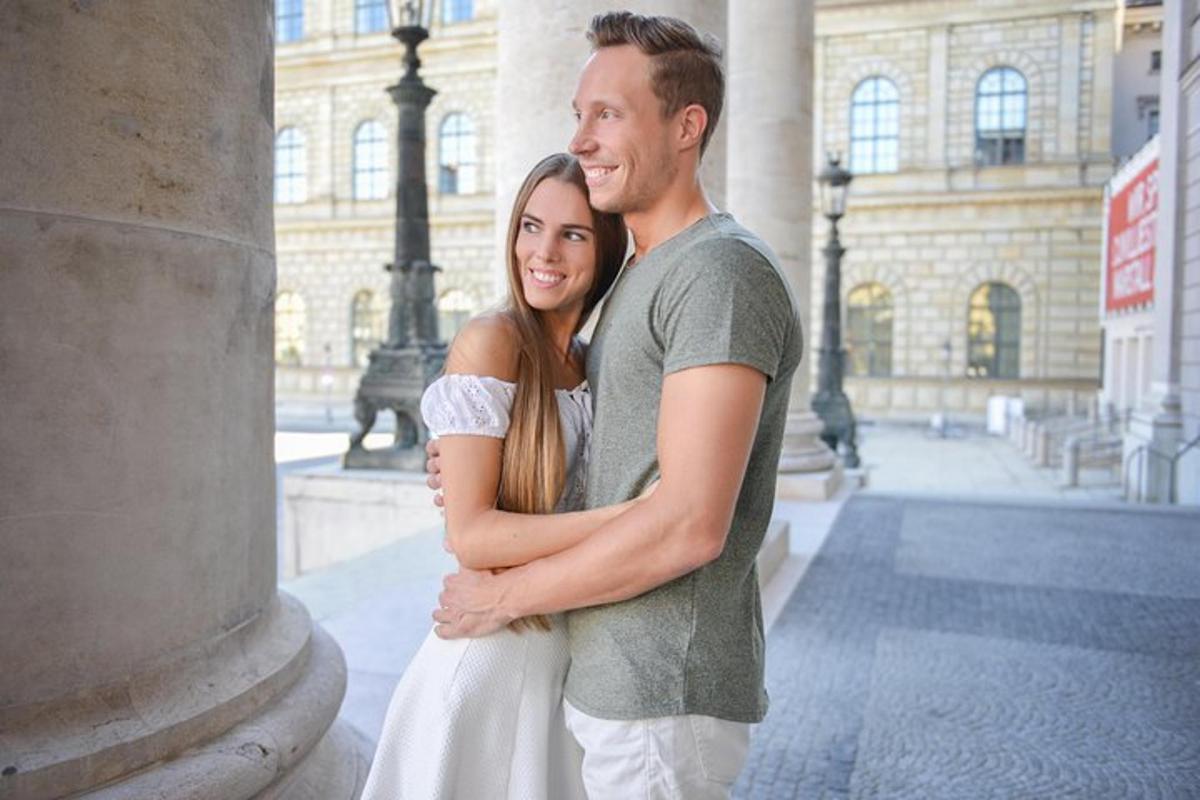 muž a žena stojící před budovou