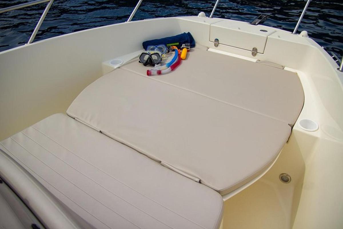 um assento em um barco na água