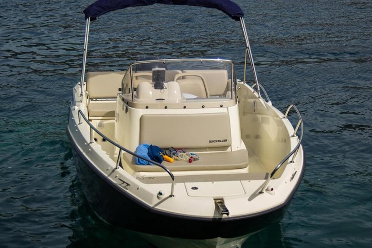 um barco branco sentado na água